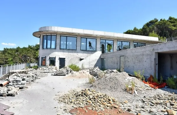 Kapelico s hladilnico so med gradnjo Grafistove vile preoblikovali v turistični apartma.