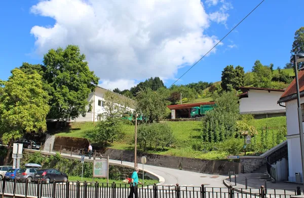 Medtem ko se javna Komunala Idrija krepi, se občani bojijo 
usihanja konkurenčnih družb in višjih cen. 