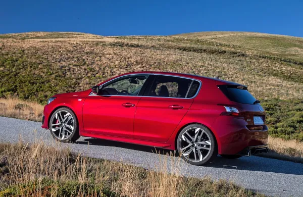 Športni peugeot se ponaša z rekordno nizko porabo glede na 
zmogljivosti.