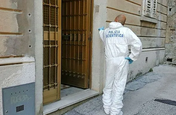 Po prvih ocenah naj bi hči več tednov skrivala v hiši očetovo 
truplo, moški naj bi po vsej verjetnosti umrl naravne smrti.
