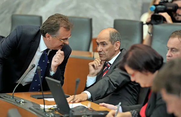 V sredini prvak SDS Janez Janša