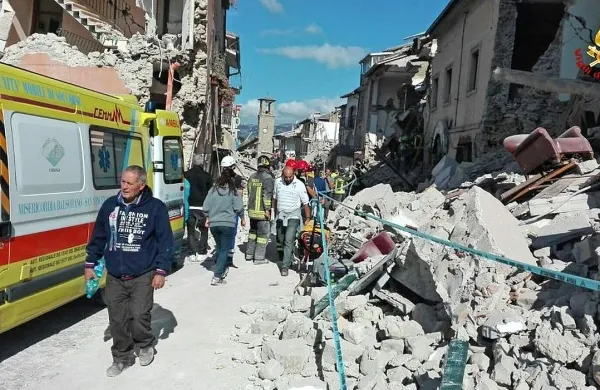 

Mesta in vasi v osrednji Italiji imajo po  besedah Marjane 
Lutman še vedno veliko srednjeveških stavb, cerkva, stolpov, 
mostov in drugih objektov s pretežno kamnito zidano konstrukcijo, s lkatero težko kljubujejo potresom.