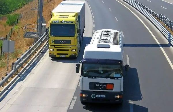 Furs je v poostrenem nadzoru voznikov avtobusov in tovornjakov izrekel za 472.000 evrov glob. Fotografija je 
simbolična.