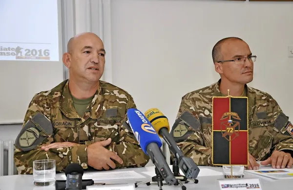 Brigadir Franc Koračin (levo) in major Aleš Kunstelj sta 
predstavila mednarodno vojaško vajo Takojšen odgovor 
2016 - Immediate Response 2016.