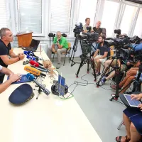 Kriminalisti so potrdili, da se je osumljeni pripravljal na umor 
zdravnika in očitno tudi na to, da bo v ponedeljek tudi sam 
umrl.