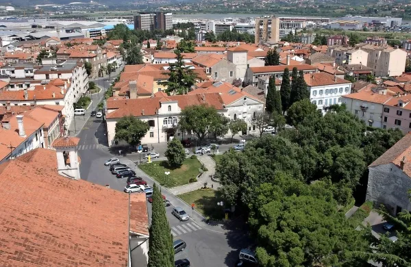 Sedem arhitekturnih birojev se bo potegovalo za 7000 evrov 
vredno nagrado, ki jo bodo podelili najboljši idejni zasnovi 
ureditve območja trga Brolo. 