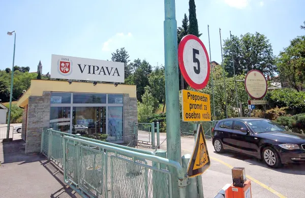 Kljub stečaju družbe Agroind je stečajni upravitelj Andrej 
Perdan na sestanku z vinogradniki postavil ponudbo za 
odkup letošnjega letnika grozdja.