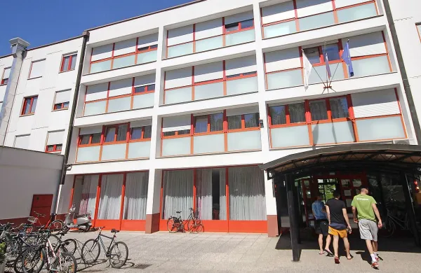 V novogoriškem dijaškem domu bodo v ponedeljek nastanili 
deset mladoletnih beguncev, večinoma iz Afganistana. Jutri 
se bodo tam predstavniki vseh institucij, ki so vključene v 
projekt, dogovorili o še zadnjih podrobnostih. 