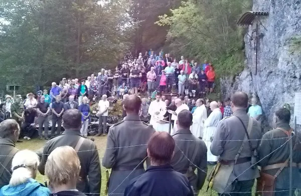 Tradicionalna   počastitev pri madžarski kapeli pod Mrzlim 
vrhom je pritegnila množico ljudi.   