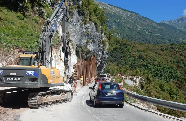 Zaradi gradnje viadukta cesto sicer delno zapirajo, a večjih 
pripomb zaradi tega ni. Viadukt bo namreč bistveno izboljšal 
pretočnost sedaj ozkega grla med Kobaridom in Bovcem. 
