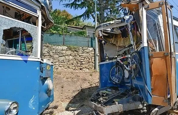 Tramvaja, ki sta  na tako imenovani Openski progi trčila sredi 
avgusta, sta še predmet preiskave. Nato bodo potrebovali še 
dva ali tri tedne za njuno popravilo.
