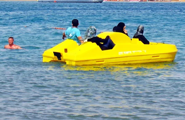 Najvišje francosko upravno sodišče je  odpravilo prepoved 
nošenja burkinijev na plažah francoske občine Villeneuve-Loubet.