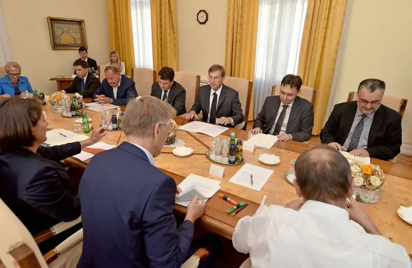 Razpravljalci so si bili enotni, da nam je v interesu takšna EU, 
ki bo dobra tudi za Slovenijo - močna, enotna in odprta v 
svet.
