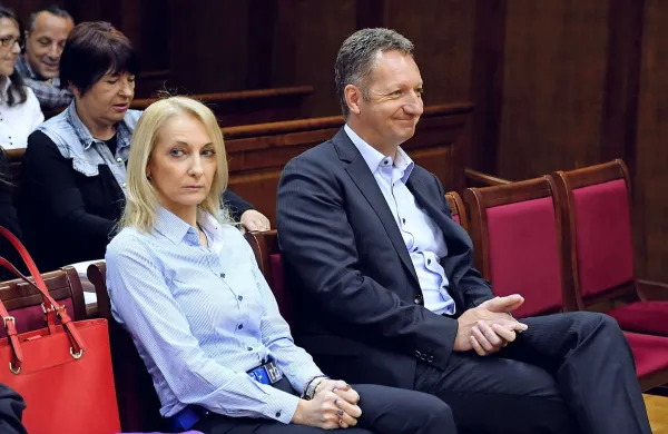 Včeraj sta na sodišče prišla le Boris Popovič in Sabina 
Mozetič. Fotografija je z ene od prejšnjih obravnav.
