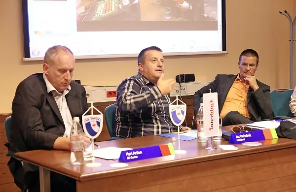 Joc Pečečnik (v sredini) in Dimitrij Piciga (desno), ki vodita 
družbi Interblock in Hit si od sodelovanja in novega produkta 
veliko obetata.