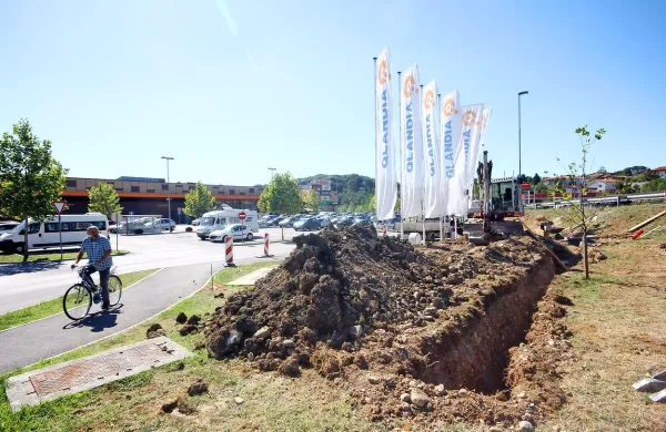 Pri nakupovalnem centru Qlandia delavci že pripravljajo teren 
za McDonald's. 