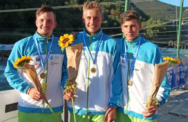 Mladinci (z leve) Jakob Jeklin, Urh Turnšek in Tine Kancler so 
v ekipni vožnji kanuistov osvojili bronasto evropsko odličje.