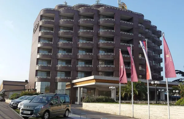 Zaposleni v Hotelih Metropol pravijo, da so razmere v družbi 
nevzdržne in si obetajo pomoč inšpektorjev za delo.
