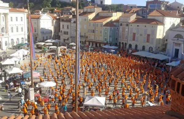 Tartinijev trg zažarel v oranžni barvi
