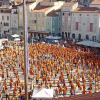 Tartinijev trg zažarel v oranžni barvi