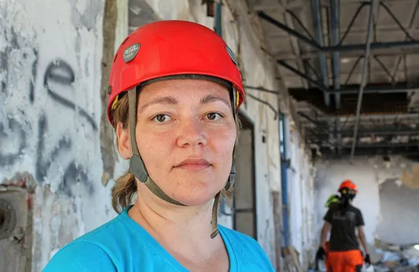 Andreja Rener: “Psi in vodniki lahko sodelujejo v 
reševalni akciji le, če imajo opravljene vse izpite 
ter obenem tudi vsakoletno preizkušnjo.”