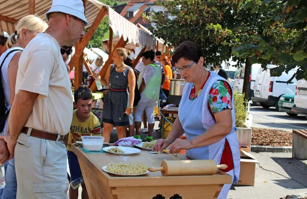 Delavnica izdelovanja žlikrofov z znano proizvajalko iz Rovt  Marjanco Enico.