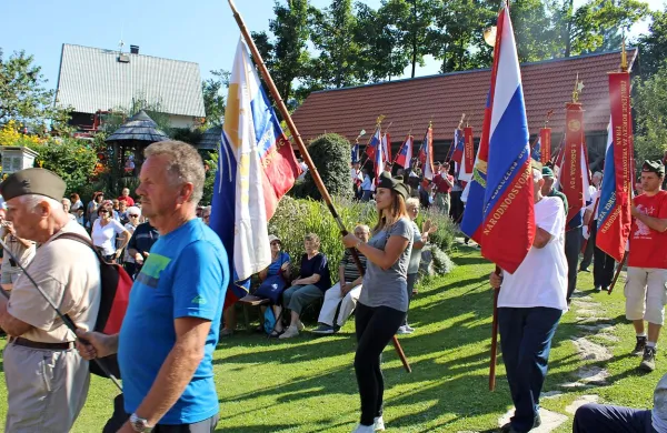 Okrog 200 pohodnikov  je v soboto iz treh smeri - Črnega 
Vrha, Predmeje in Želina - prehodilo del  spominske poti 
prenosa 98 partizanskih ranjencev na nadleško polje.