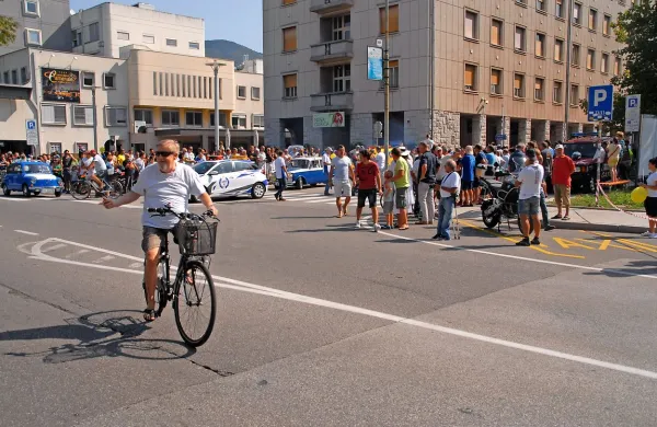 Dirkalni &ldquo;fičoti&rdquo; in starinski motocikli so v Novi Gorici lovili poglede radovednežev (foto + video)