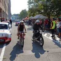 Še pred “dirko” pa se uprizorili “promenadni krog” z različnimi vozili.  