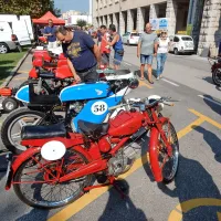 Dirkalni &ldquo;fičoti&rdquo; in starinski motocikli so v Novi Gorici lovili poglede radovednežev (foto + video)