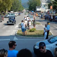 Dirkalni &ldquo;fičoti&rdquo; in starinski motocikli so v Novi Gorici lovili poglede radovednežev (foto + video)