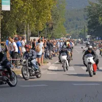 Dirkalni &ldquo;fičoti&rdquo; in starinski motocikli so v Novi Gorici lovili poglede radovednežev (foto + video)