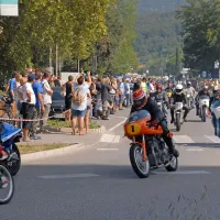 Dirkalni &ldquo;fičoti&rdquo; in starinski motocikli so v Novi Gorici lovili poglede radovednežev (foto + video)