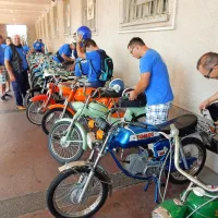 Dirkalni &ldquo;fičoti&rdquo; in starinski motocikli so v Novi Gorici lovili poglede radovednežev (foto + video)