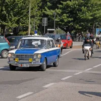 Dirkalni &ldquo;fičoti&rdquo; in starinski motocikli so v Novi Gorici lovili poglede radovednežev (foto + video)
