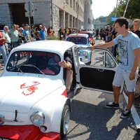 Dirkalni &ldquo;fičoti&rdquo; in starinski motocikli so v Novi Gorici lovili poglede radovednežev (foto + video)