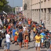 Drugi se na mladost na motorju šele privajajo.