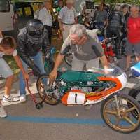 Takole gre: najprej v vozičku, nato na kolesu, nazadnje na 
motociklu. 