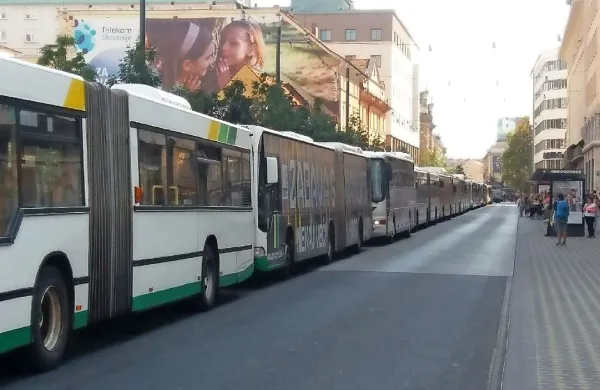 Zaradi zaprtja številnih prometnic, ki vodijo v center Ljubljane, in preusmeritve prometa, na Slovenski cesti stoji 
nepregledna  kolona mestnih avtobusov.