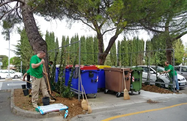 Kam z novimi zabojniki? Večina komunalnih podjetij že zdaj 
ločeno zbira  papir oziroma karton, steklo, plastiko skupaj s  
kovino, biološke odpadke in  mešane komunalne odpadke. 