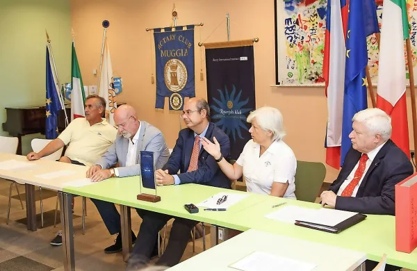 Rotarijski kamp so predstavili (z leve) koordinator kampa iz 
Rotary kluba Koper Veselko Ojo, guverner distrikta 2060 
Alberto Palmieri, predsednik Rotary cluba Milje Lorenzo 
Capaldo in predsednica Rotarijskega kluba Koper  Andreja 
Rihter.