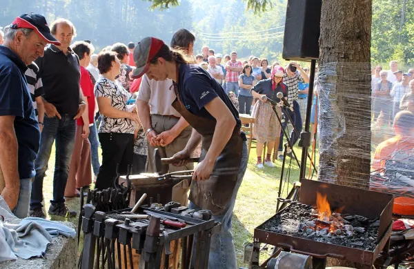 Niti najmlajšim ni  tuje kovanje s pomočjo oglja, čeprav je to opravilo iz davne preteklosti.