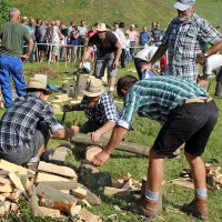 Priprava ogelnice se začne s sečnjo lesa in curki potu.