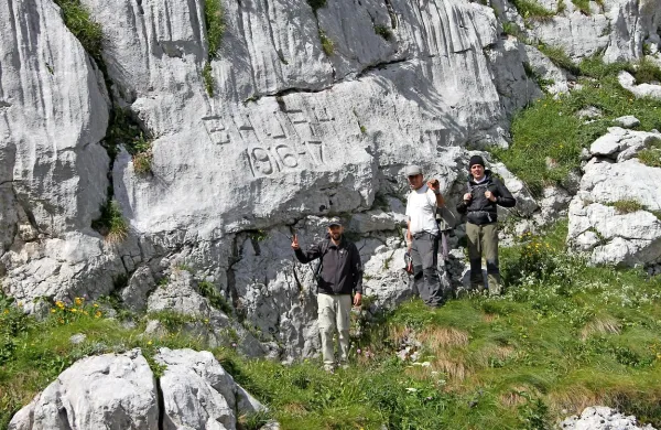 V bližini nekdanje džamije je v skalo vklesano ime bošnjaškega  regimenta BH4. 