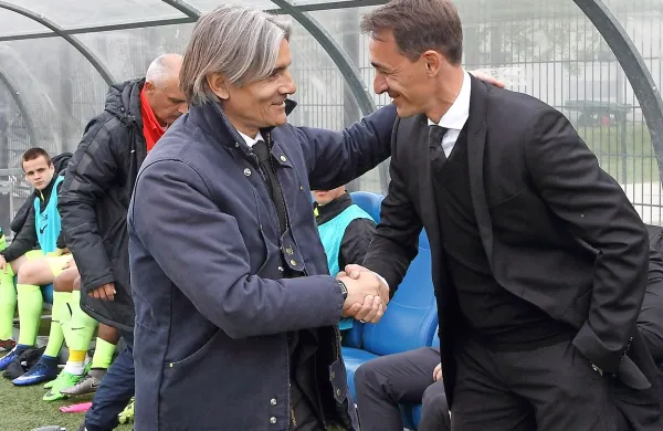 Spomladi se je na Bonifiki po zmagi Olimpije ob stisku rok bolj kislo smejal trener Kopra 
Milan Obradović (desno), v soboto pa se ni po domačem porazu prav nič smejalo 
Rodolfu Vanoliju.

