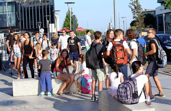 Šolar naj nosi torbo na obeh ramenih, ne pa  prenizko (da sega  
na zadnjo plat), saj to škodi hrbtenici in razvoju telesa.  