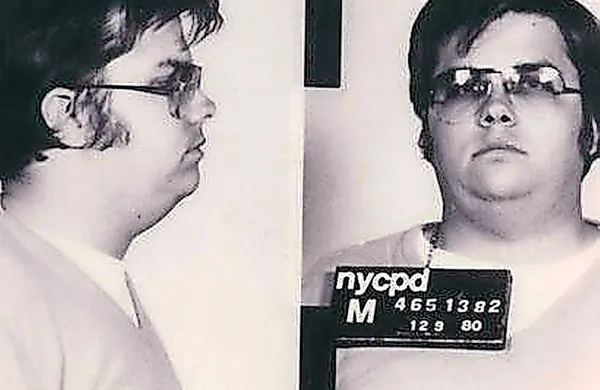 Mark David Chapman je Lennona 8. decembra 1980 ubil pred 
njegovim stanovanjem v New Yorku.