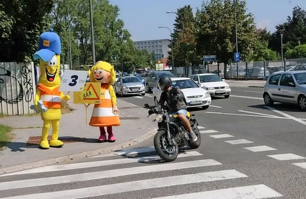 Na to, da se najmlajši vračajo (ali na novo vstopajo) v 
prometno džunglo, opozarjata Zdravko in Anja.