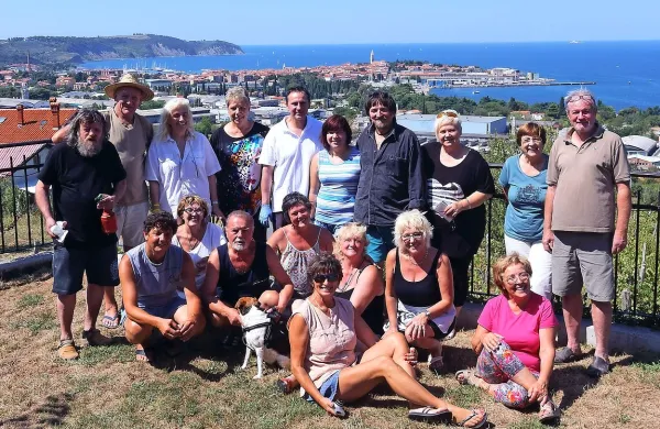 Udeleženci kolonije so si izbrali  prizorišče z izjemnim razgledom. Druga z desne, ki čepi, je organizatorka Albina 
Kragelj.   