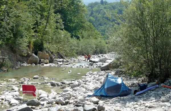 Vozilo  je bilo parkirano na parkirnem prostoru ob reki 
Nadiži. 